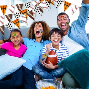 Decorazioni festa sportiva con striscioni basket calcio e tatuaggi temporanei