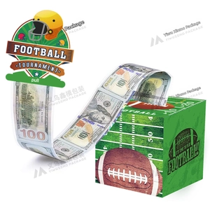 Détail de la boîte à argent thème rugby avec imprimé terrain et rouleau de faux billets