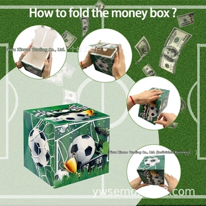 Détails des étapes de montage de la tirelire thème football sur fond de pelouse