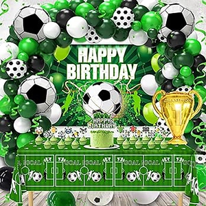 Détail d'un ensemble de décoration d'anniversaire thème football avec ballons et fond