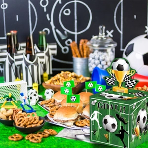 Gros plan d'une boîte à billets sur le thème du football vert pour l'ambiance de fête