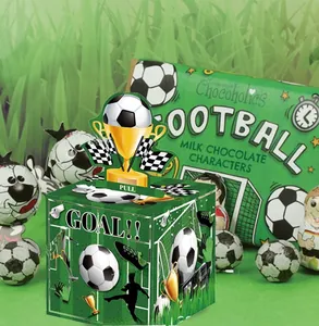 Détail d'une boîte à billets foot avec figurines de football en chocolat au lait et motifs