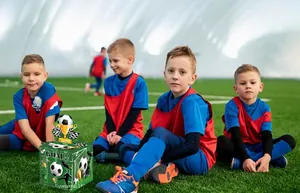 Vue détaillée de la boîte à argent thème football avec texte Goal sur terrain d'herbe