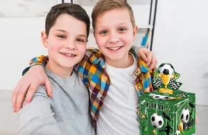 Vue détaillée d'une boîte cadeau thème football verte avec des graphismes de but