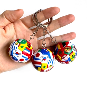 Detailansicht von Fußball-Schlüsselanhängern mit Weltflaggen und silbernen Metallringen