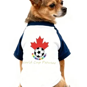 T-shirt de football pour chien avec manches bleues et motif World Cup sur blanc