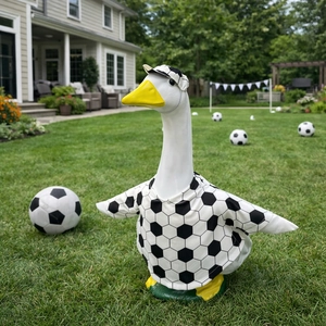 Tenue d'Oie de Porche sur le Thème du Football Chapeau Et Chemise Motif Hexagonal Noir Blanc Sportif Tenue de Statue de Jardin