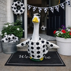 Décoration de jardin oie blanche avec maillot et chapeau de foot pour patio extérieur