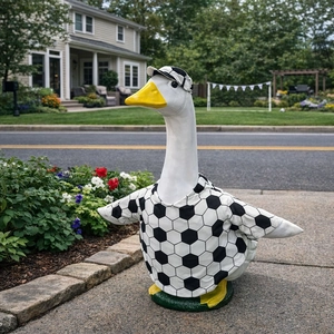Détail d'une tenue de football noir et blanc pour statue d'oie de jardin décorative