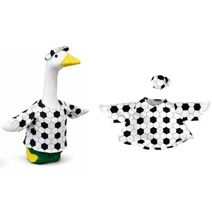 Détail de la tenue de foot pour oie avec maillot à motif ballon et petit chapeau assorti