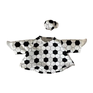 Ensemble de vêtements pour poupée thème football avec motifs hexagonaux et bonnet assorti