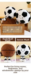 Dettaglio della morbida consistenza del peluche e dei visi sorridenti dei pupazzi basket