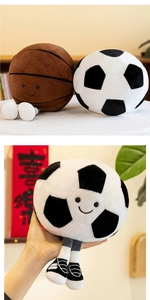 Dettaglio di peluche basket e calcio con faccine sorridenti e lunghe gambe sottili