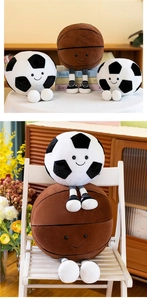 Peluche creativi a forma di palla con volti e gambe lunghe su scaffale e sedia in legno