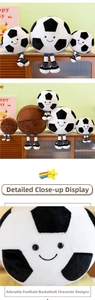 Dettaglio di peluche a forma di calcio e basket con faccine buffe e scarpette sportive