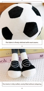 Vista dettagliata del peluche da calcio che mostra cuciture di qualità e gambe imbottite
