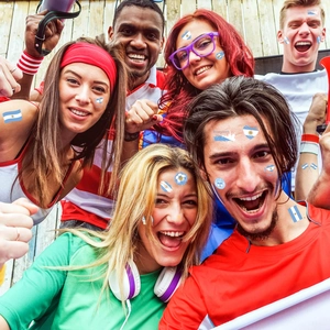 Dettaglio macro dei tatuaggi della bandiera argentina sui volti e sulla pelle dei tifosi