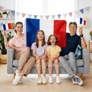 Dettaglio di tatuaggi temporanei impermeabili bandiera francese per tifosi sportivi