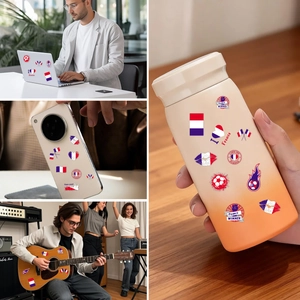Adesivi impermeabili bandiera Francia con cuori e motivi calcio su una bottiglia d'acqua