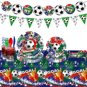 Dettaglio del set per festa calcio con piatti Goal e striscioni decorativi a tema