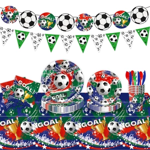 Vista dettagliata del set festa calcio con piatti, bicchieri e decorazioni a tema