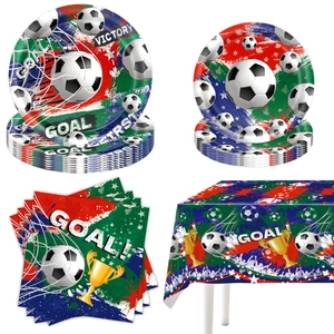 Dettaglio del set da tavola per festa a tema calcio con piatti, tovaglioli e tovaglia