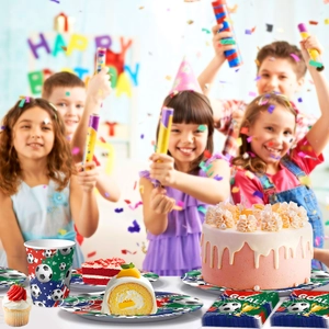 Dettaglio del set tavola per festa a tema calcio con piatti e bicchieri motivo Victory