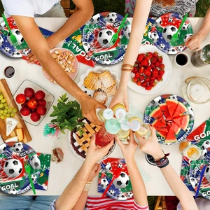 Set stoviglie festa calcio con piatti e tovaglioli decorati con motivi di gol e trofei