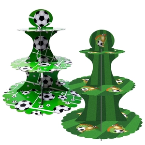 Dreistöckige grüne Fußball-Cupcake-Ständer mit Fußballmotiven und Goldpokal-Mustern