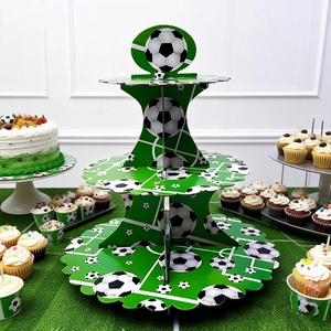 Dreistöckiger grüner Fußball-Cupcake-Ständer mit Spielfeldmustern und Fußball-Ornament