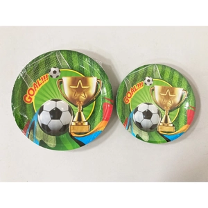 Details von Fußball-Einwegtellern mit Trophäen-Design und Goal-Schriftzug für Partys