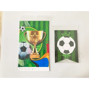 Detailansicht der Fußball-Partytüten mit goldenem Pokal und klassischen Fußballmustern