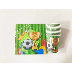 Detail von grünem Fußball-Partygeschirr mit Servietten und Bechern für Kindergeburtstage