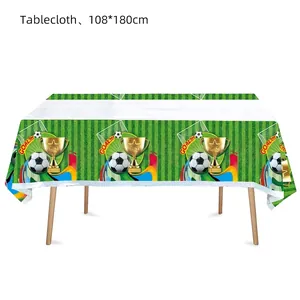 Detail der 108x180cm grünen Fußball-Tischdecke wasserdicht für Kindergeburtstag Dekorationen