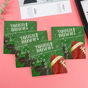 Flachgelegte Football Servietten mit Touch Down Text und taktischem Spielfeldlayout
