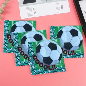 Detail von Fußball-Papierservietten mit grünem Feldmuster und GOOOL-Text für Sportpartys