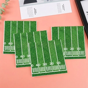 Detail von quadratischen Servietten im Spielfelddesign mit Rasentextur und Markierungen