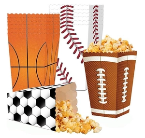 Détail de boîtes à pop-corn thème sport avec motifs de basket, football et football US