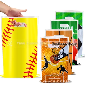 Main tenant des sacs cadeaux sport avec motifs football, basket et baseball