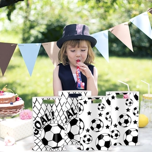 Détail de sacs cadeaux thème football avec texte GOAL et poignée lors d'une fête en plein air