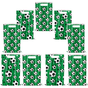 Détail de sacs cadeaux en plastique verts à motif de football avec des étoiles décoratives