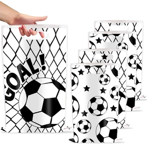 Détail de sacs cadeaux thème foot avec motif GOAL et poignées pour fêtes