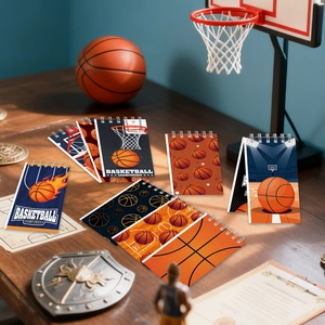 Cahiers à spirale sur le thème du basketball avec divers designs sur un bureau en bois
