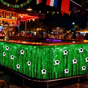 Faldón de mesa de flecos verdes con balones de fútbol para decorar fiestas del Mundial