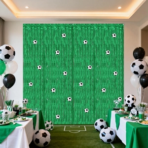 Détail du rideau à franges de football vert avec décorations de table de fête assorties