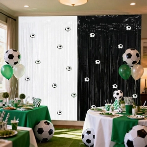 Kit déco fête football avec rideaux à franges noir blanc et vaisselle thématique