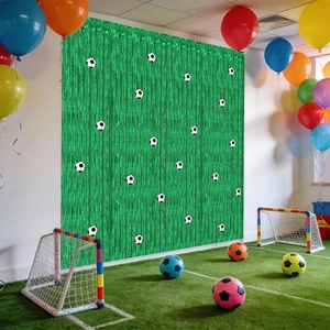 Détail du rideau de pluie vert métallisé avec motifs football pour décor de fête