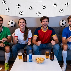 Voetbal franje banner met balpatronen hangend boven juichende fans in een feestelijke kamer