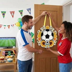 Détail d'un crochet de porte en bois football avec fleurs et nœud bleu pour décoration