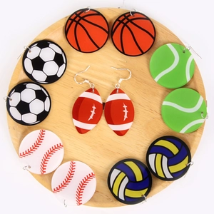 Lot de six paires de boucles d'oreilles de sport en acrylique incluant foot et basket